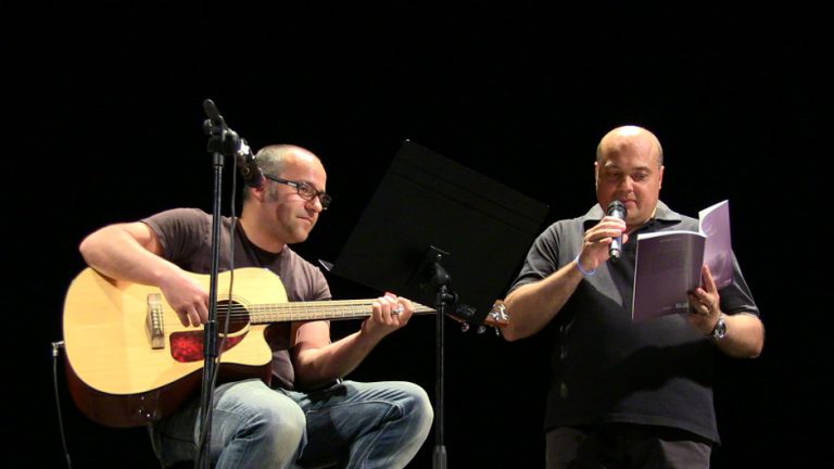 Manel Arcos presenta 'El Vol del Silenci' envoltat d'amics al teatre l'Olimpia d'Oliva