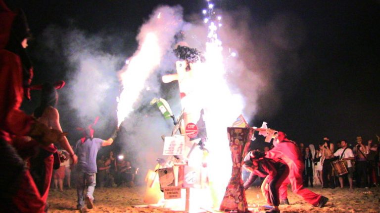 El Komando Bakora i la Comissió Txustera inicien un Verkami per a les Fogueres d'enguanyguany