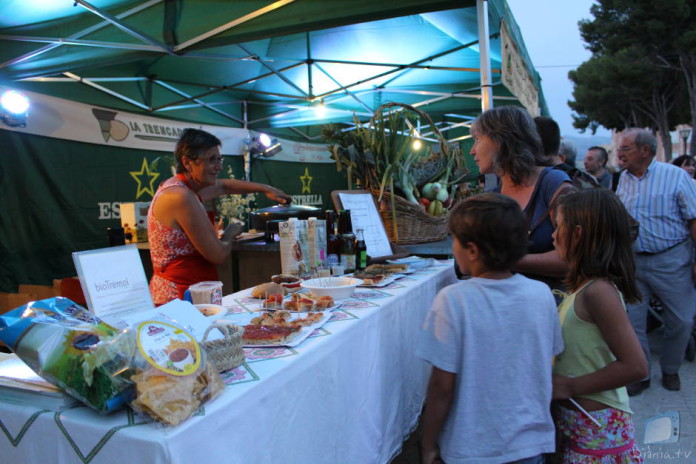 La fira “Saborea Castalla” mostra amb éxit la varietat gastronòmica de la localitat