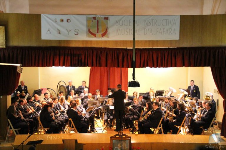 La S.I.M d'Alfafara feu un viatge per "100 anys de guerres" al proppassat concert de Santa Cecília