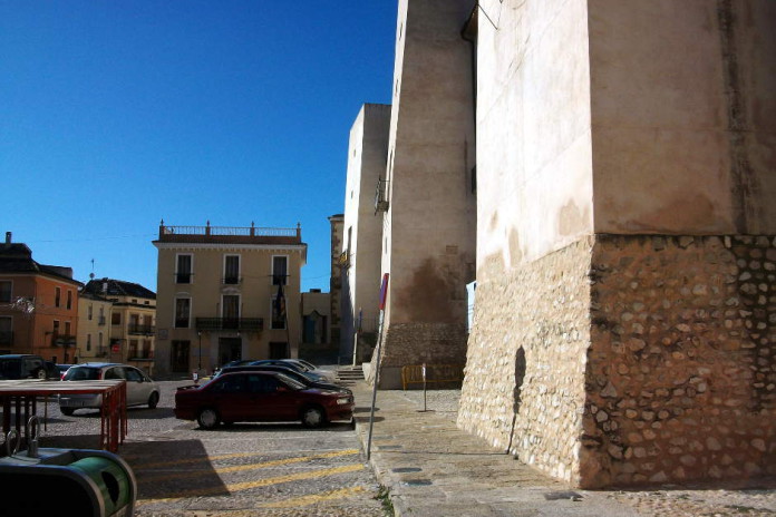 "Palau dels Milà i Aragó i la plaça Major d'Albaida, al fons l'ajuntament" .