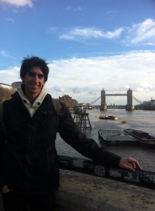 Turisme per Londres. Darrere es pot apreciar London Bridge.