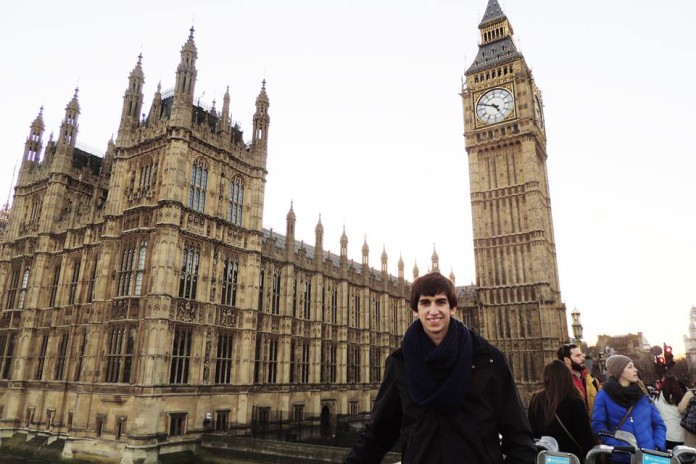 Conrado Martínez Pascual, primer entrevistat per a la secció "Postals a Diània", al famós Big Ben de Londres