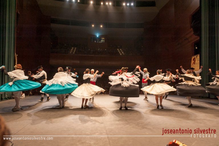 El Grup de Danses d’Ibi celebrà el seu 70 aniversari amb un festival al Teatre Rio