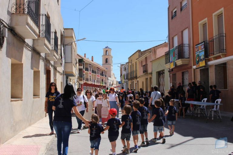 8.000 persones s’agermanen per ‘l’escola que volem’ a les Trobades de La Canyada i Camp de Mirra