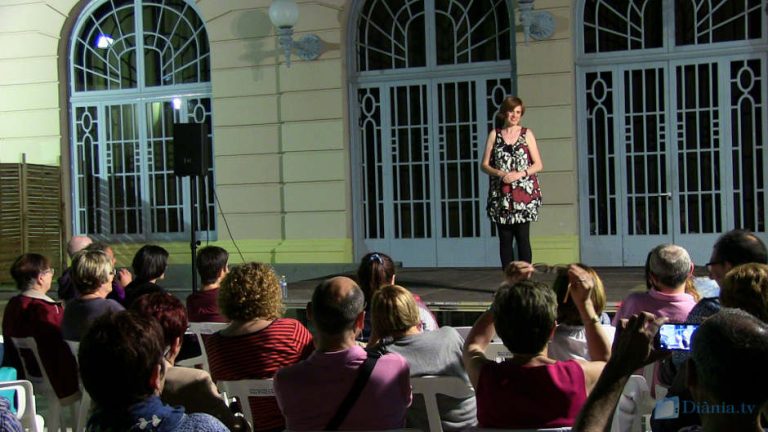 Almudena Francés enceta el cicle de recitals “Xàtiva a cau d’orella”