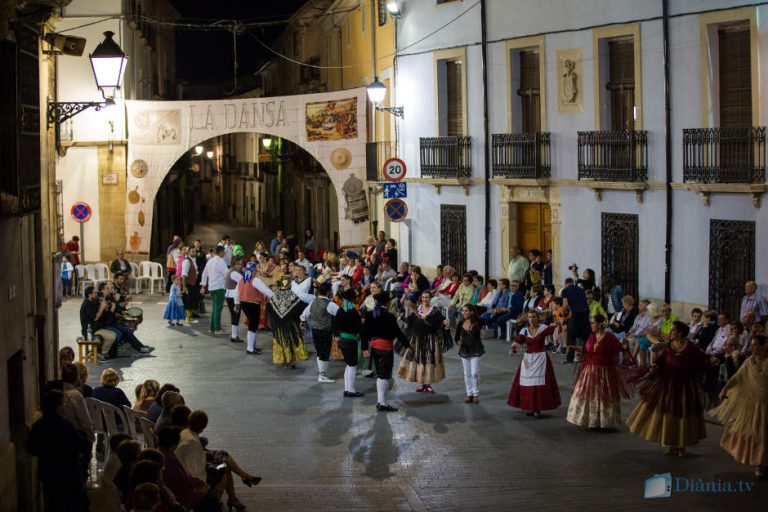 La Dansa de Castalla enlluerna el cap de setmana a cop de tradició