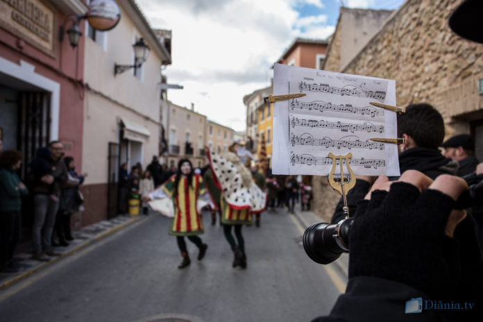 El Rei Pàixaro cavalca pels carrers de Biar envoltat de música, festa i 'Germanor'