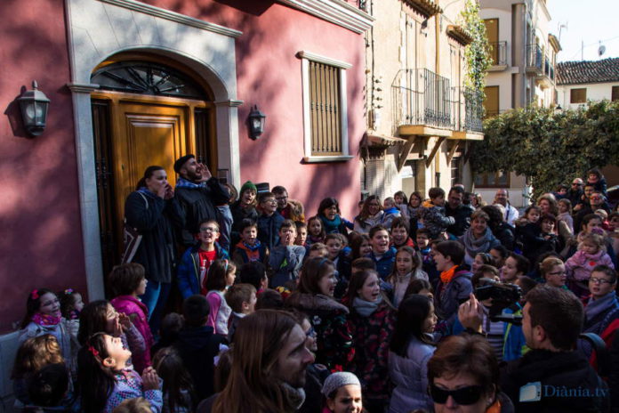 Els xiquets de Cocentaina tornen a buscar a l'Home de les Orelles