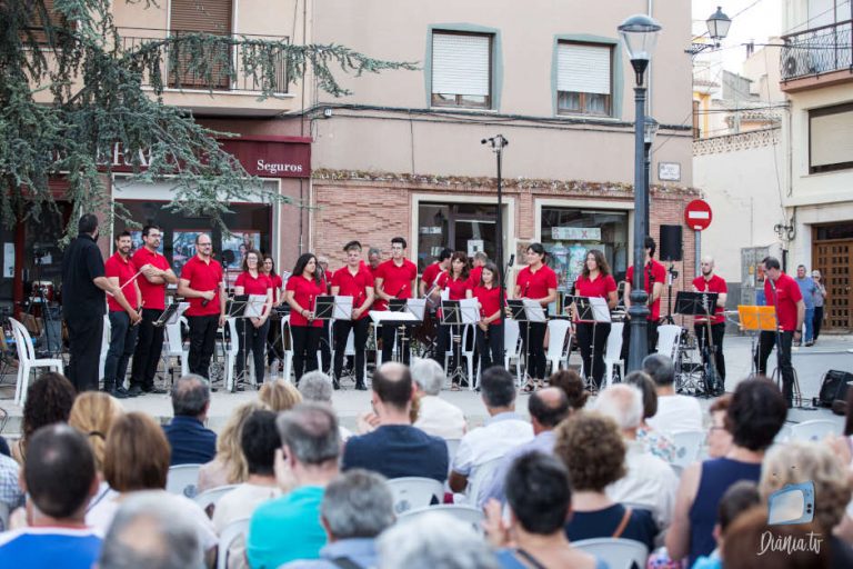 Les colles l’Algar i El Sogall delecten Castalla amb els sons més refrescants per a dolçaina