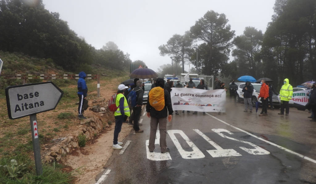 La pluja no atura la reivindicació antimilitarista a la serra d'Aitana